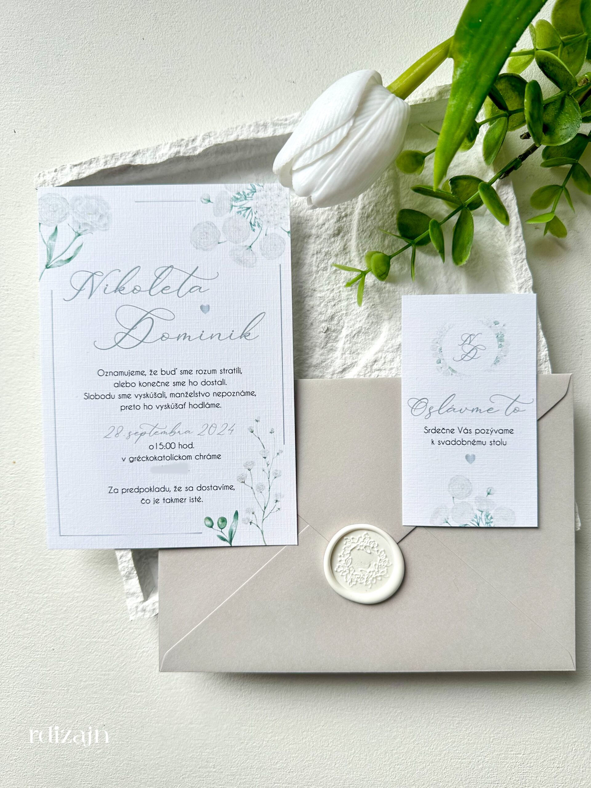 Svadobné oznámenie s bielymi ružami s pozvánkou