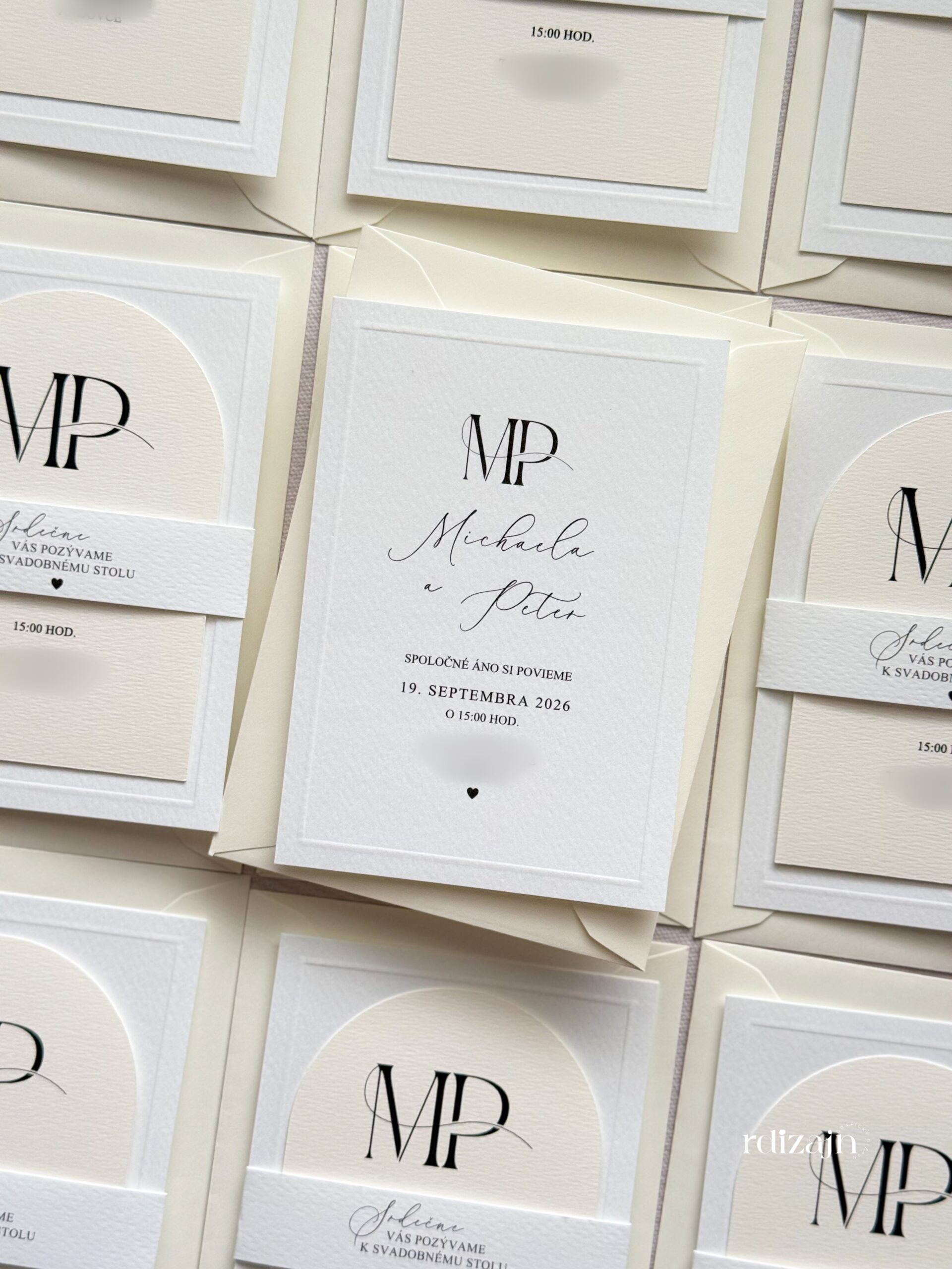 Minimalistické vrstvené oznámenie v ivory odtieňoch