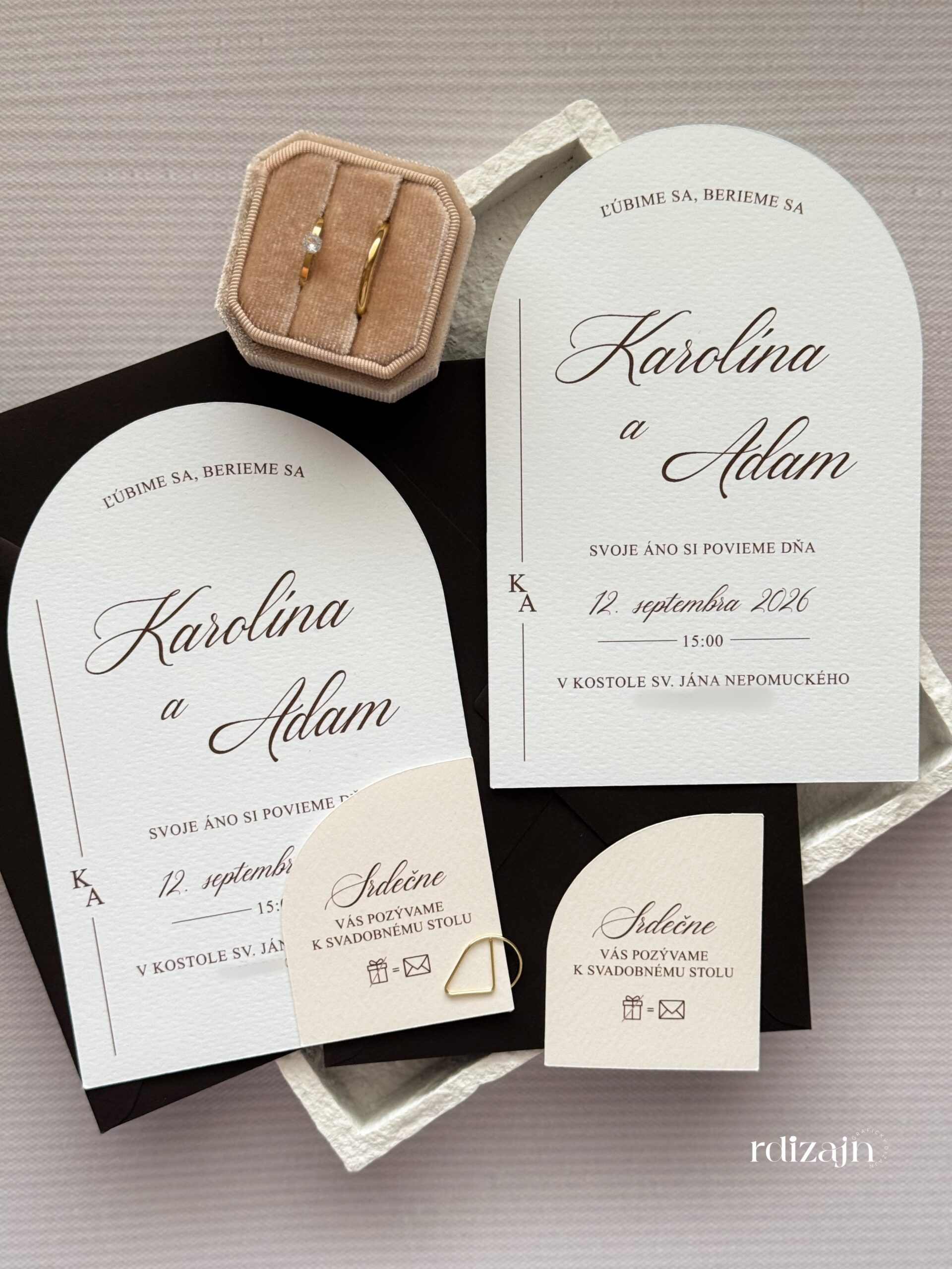 Svadobné oznámenie Biele oblúkové s iniciálami